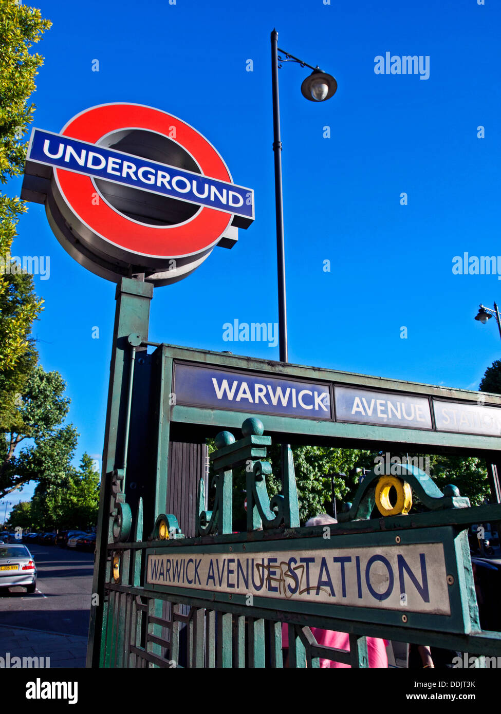 La station de métro Warwick Avenue montrant le logo du métro de Londres, au nord ouest de Londres, ville de Westminster, Angleterre, Royaume-Uni Banque D'Images