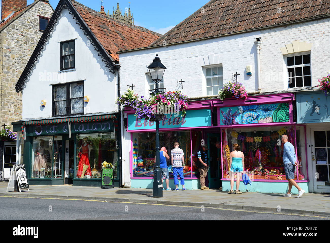 La sorcellerie boutiques sur place du marché, Glastonbury, Somerset, England, United Kingdom Banque D'Images