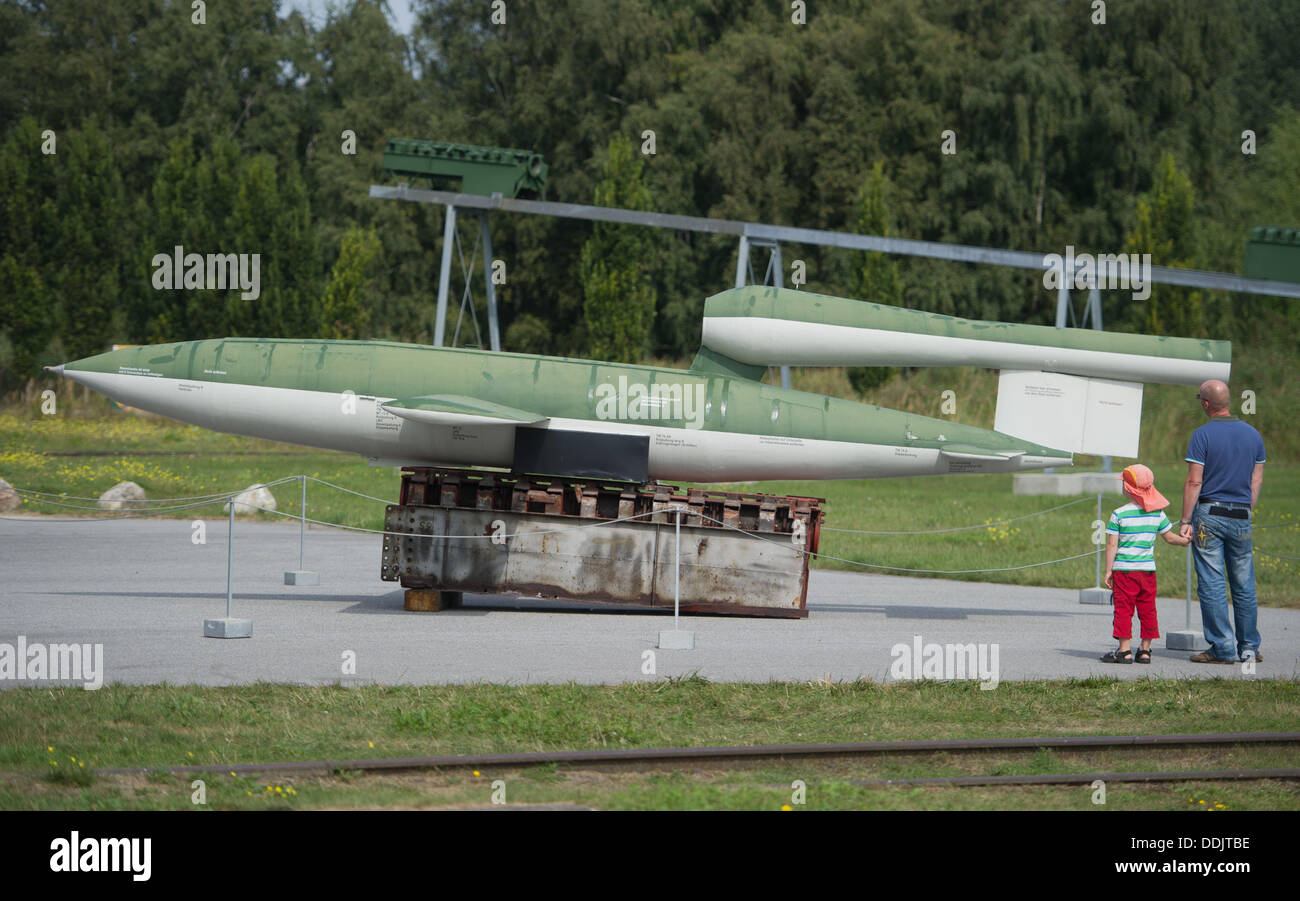 La réplique d'un modèle de déploiement d'une prétendue bombe aile V-1, Fieseler Fi 103 se trouve sur le terrain de l'ancien Centre de recherche de l'Armée de Peenemuende et d'aujourd'hui Musée Historisch-Technisches Peenemuende GmbH sur l'île Usedom, Allemagne, 29 août 2013. L'événement central de la journée de l'open monument de l'état de Mecklembourg-Poméranie-Occidentale aura lieu dans le musée. Photo : STEFAN SAUER Banque D'Images