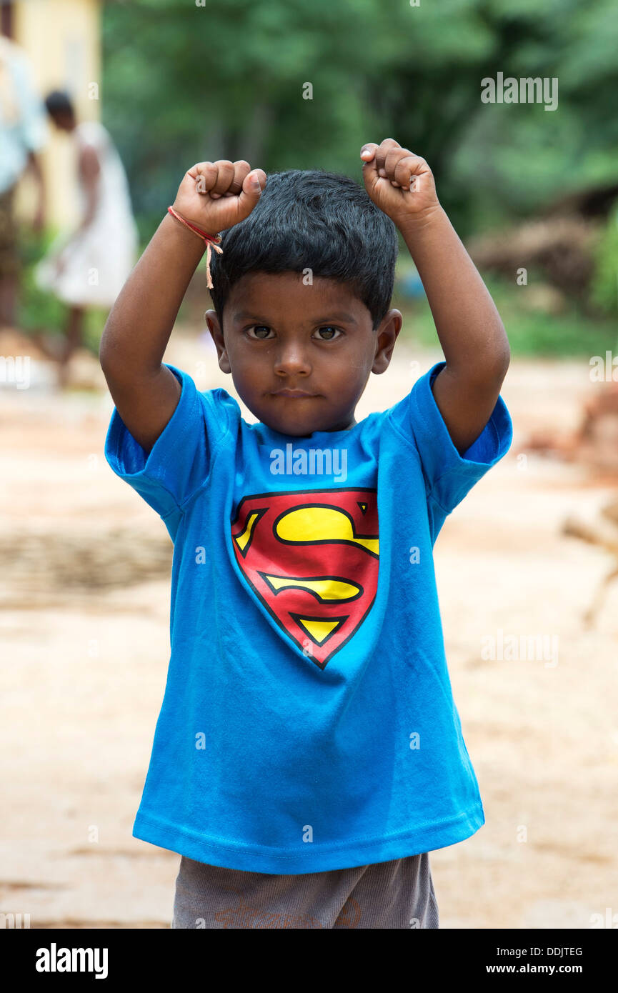 Jeune garçon indien vêtu d'un t shirt superman dans un village de l'Inde rurale. L'Andhra Pradesh, Inde Banque D'Images