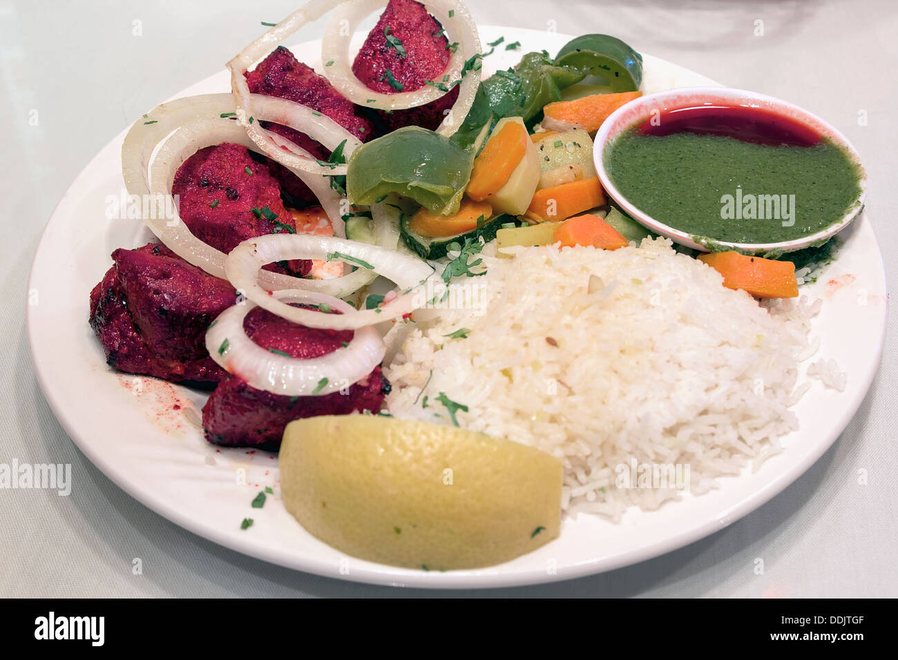 Indien de l'Agneau Kebab avec du riz Basmati Citron légumes et sauce Chutney de tamarin Banque D'Images