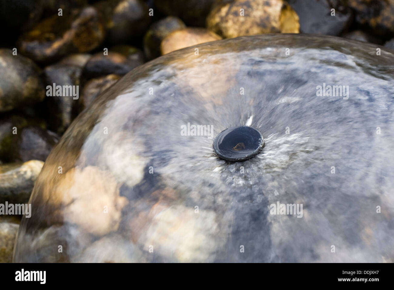 Petite fontaine dans un jardin anglais. Banque D'Images