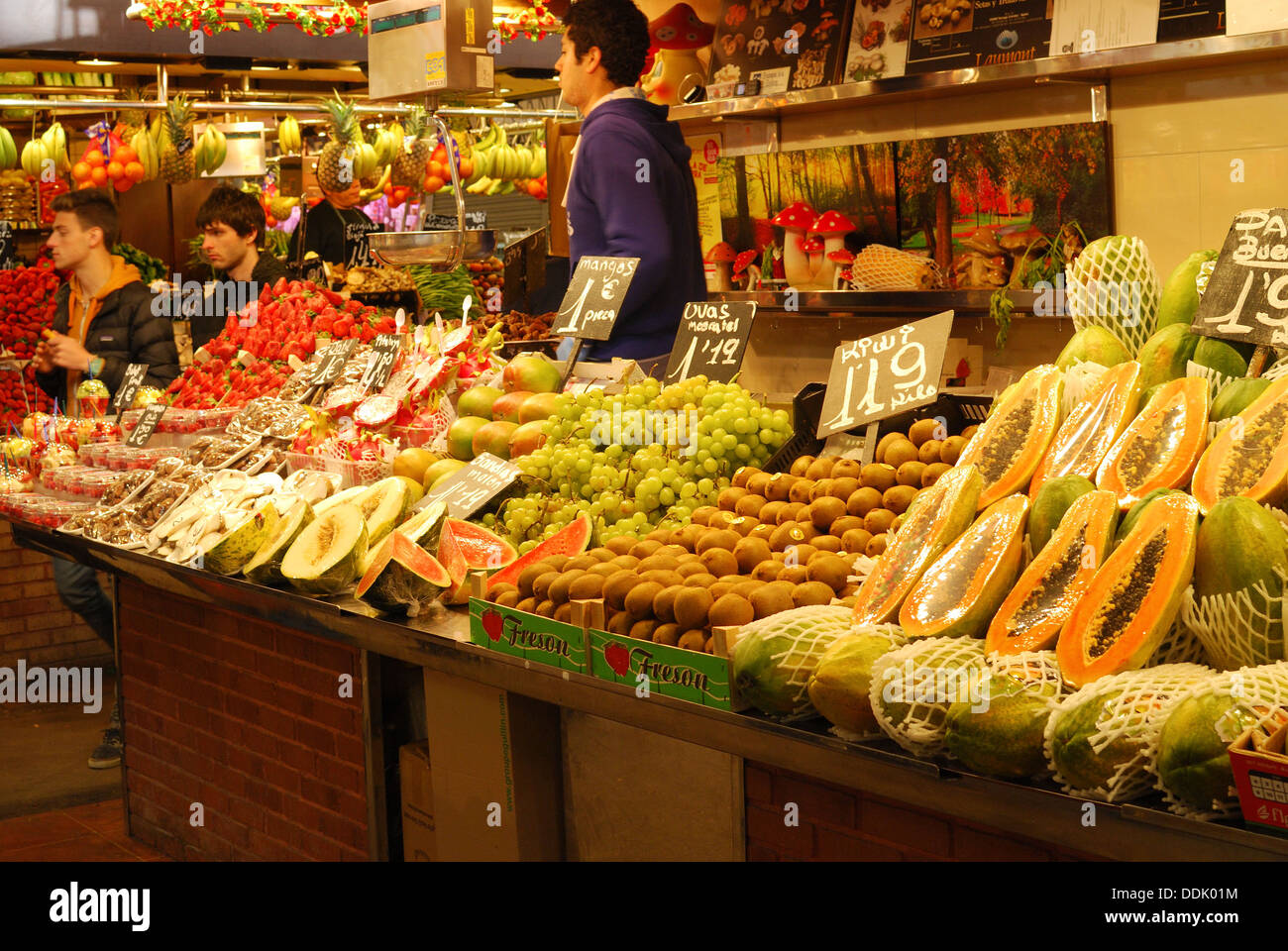 Blocage du marché de la vente de fruits frais. Dans La Boqueria marché couvert. Barcelone. La Catalogne. Espagne Banque D'Images