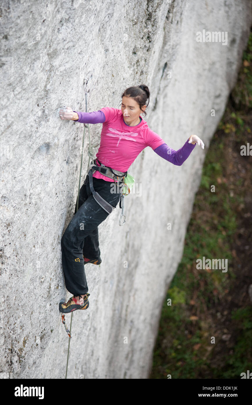 Portrait du sport féminin verticale la roche calcaire grimpeur mur. jura krakowsko czestochowska. Pologne. l'Europe. Banque D'Images