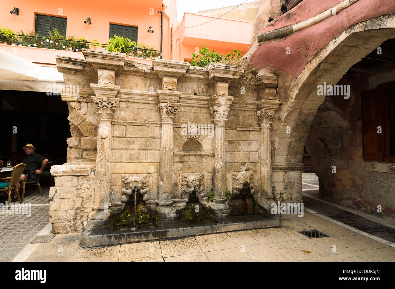 Fontaine Rimondi vénitienne, vieille ville, Rethymnon, Crète, Grèce La Fontaine Rimondi a été construit en 1626 par le Vénitien Recteur (Gouverneur) de Rethymnon Rimondi A.. Banque D'Images
