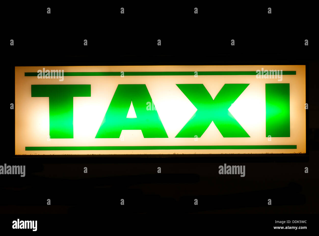 Taxi vert néon dans la nuit Banque D'Images