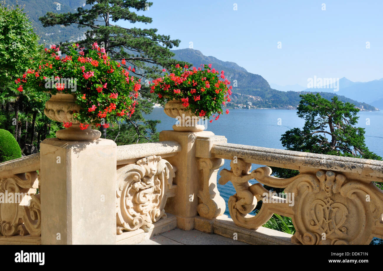 Italie Lac de Côme Villa Balbianello - Lenno - terrasse au-dessus du lac - balustrade en pierre sculptée - Soleil - urnes fleurs colorées Banque D'Images