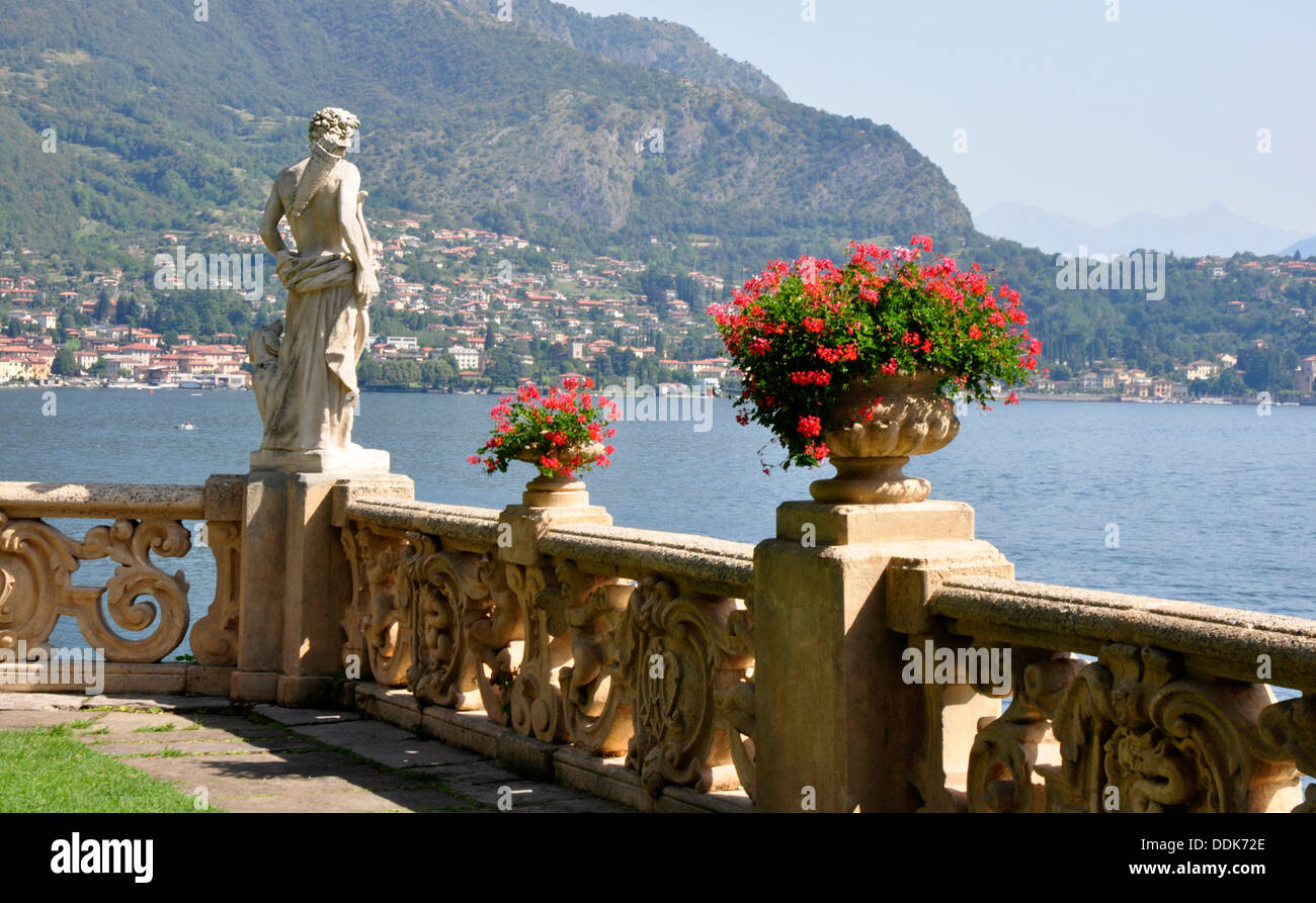 Italie - Lac de Côme - Lenno - Villa Balbianello - la terrasse donnant sur le lac - statue - urnes fleurs sculptées - balustrade de pierre. Banque D'Images