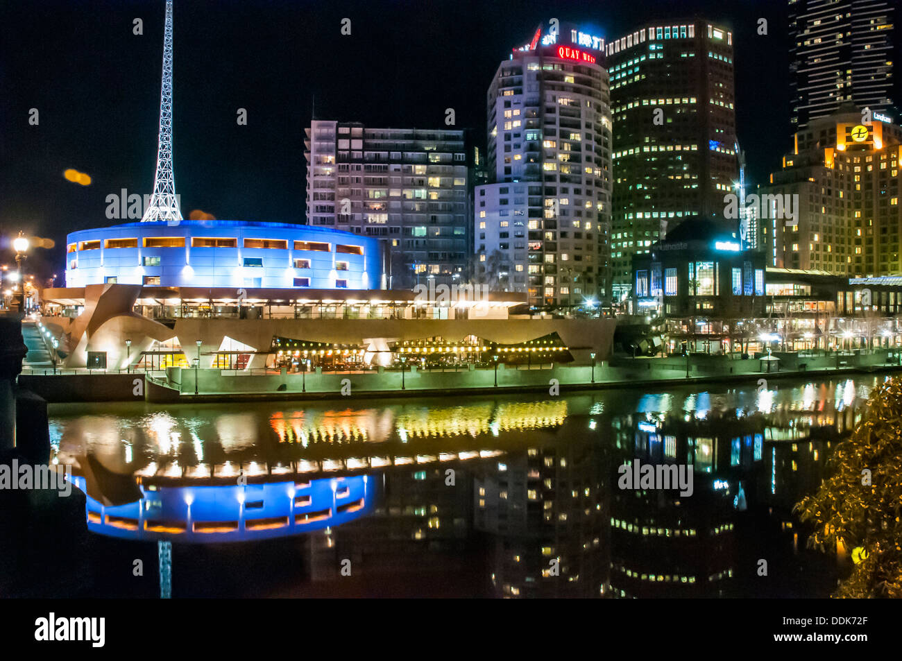 Cité des Arts et des idées pendant la nuit, Melbourne, avec Hamer Hall à gauche Banque D'Images