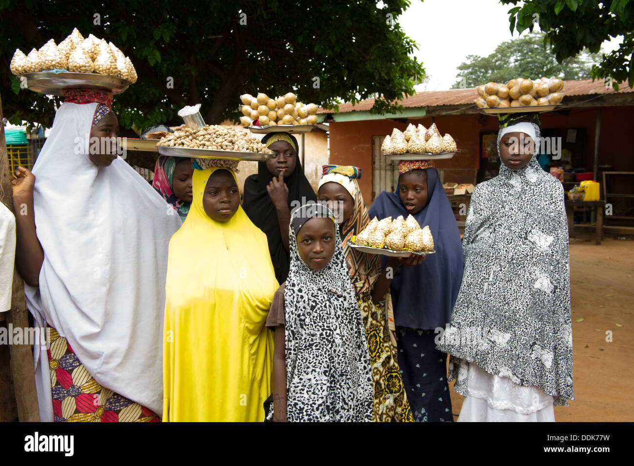 Vendeur de rue les femmes de collations à Lokoja, Nigéria Banque D'Images