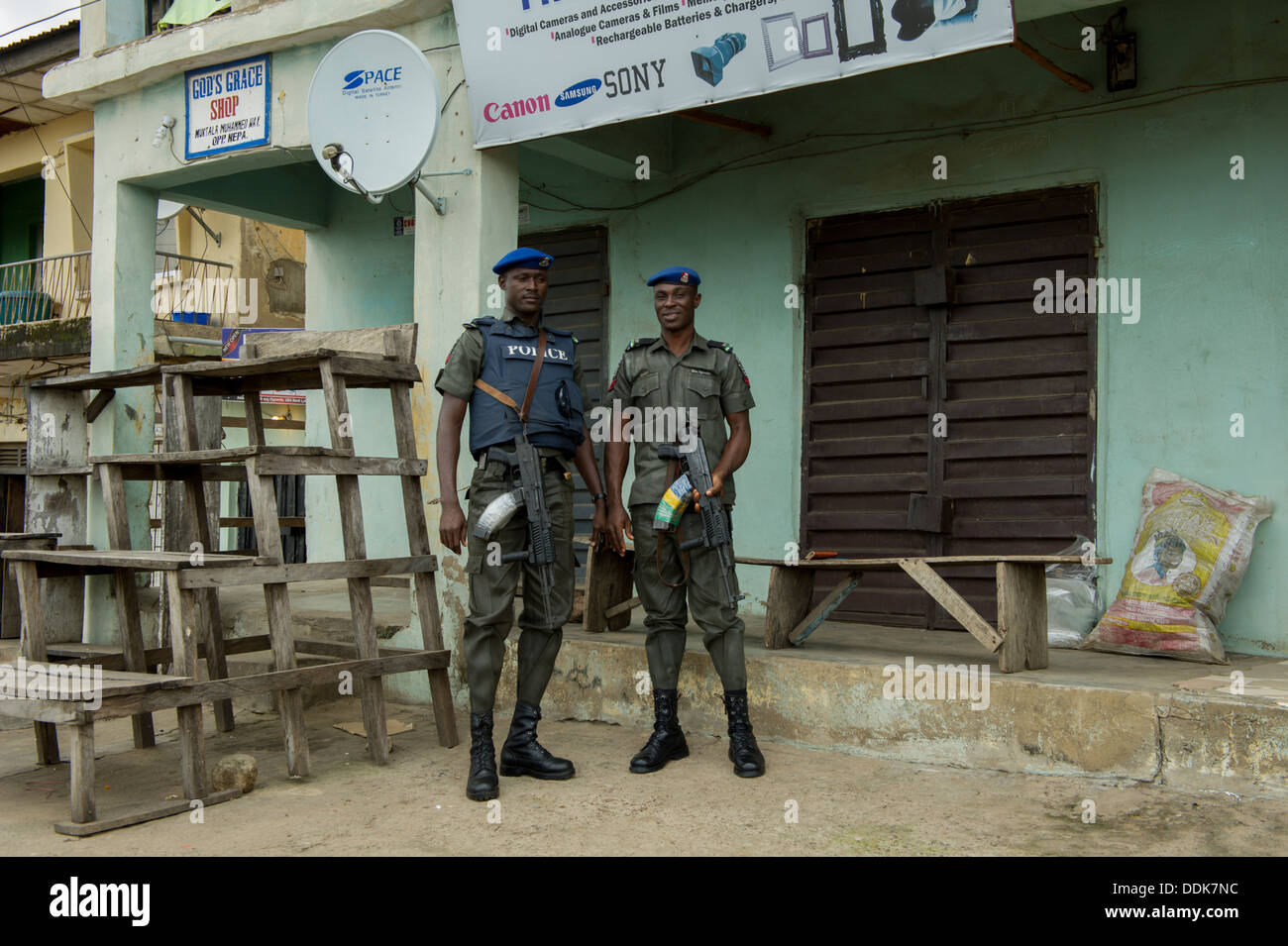 Deux policiers armés à l'extérieur d'un magasin à Lokoja, Nigéria Banque D'Images