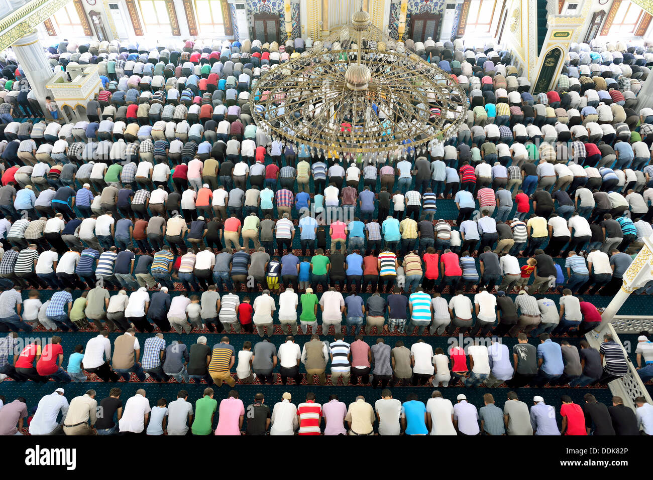 Les musulmans de prier dans la mosquée en attente Banque D'Images