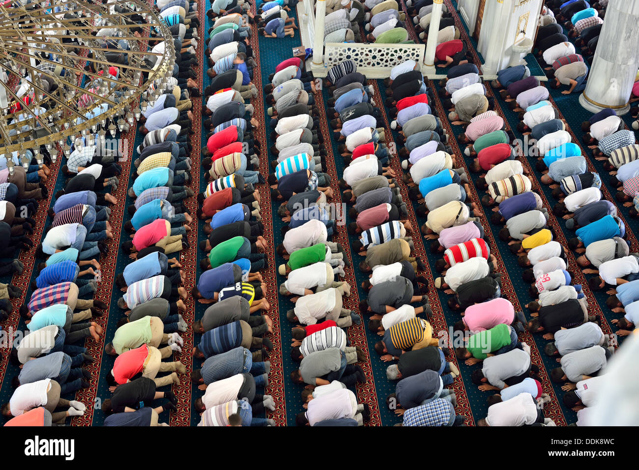Les musulmans lors de la prière du vendredi dans la congrégation en vrac Banque D'Images