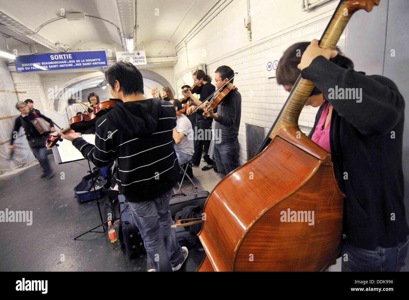 La musique classique de la station de métro Bastille. Paris, France Photo  Stock - Alamy