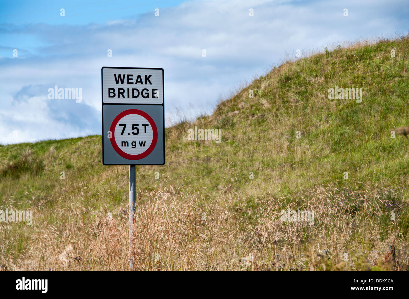 Un faible pont sur UK road. Banque D'Images