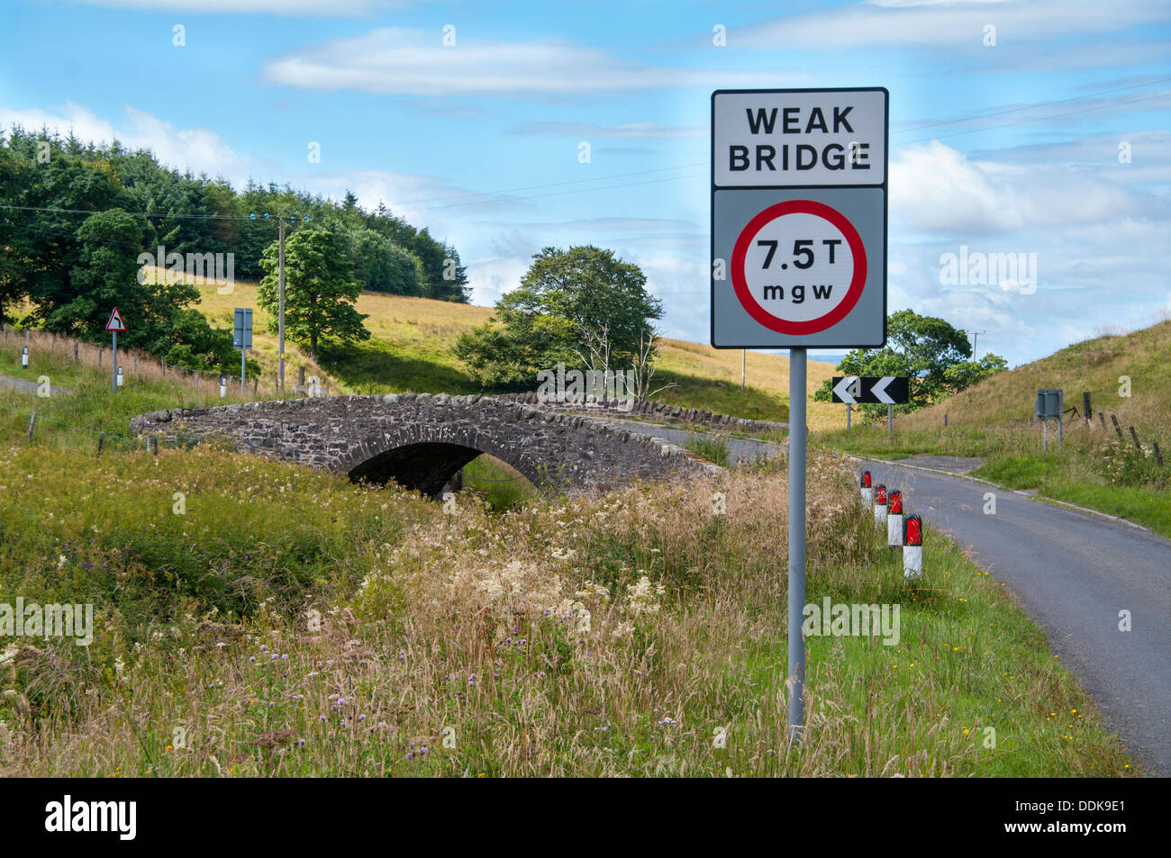 Un faible pont sur UK road. Banque D'Images