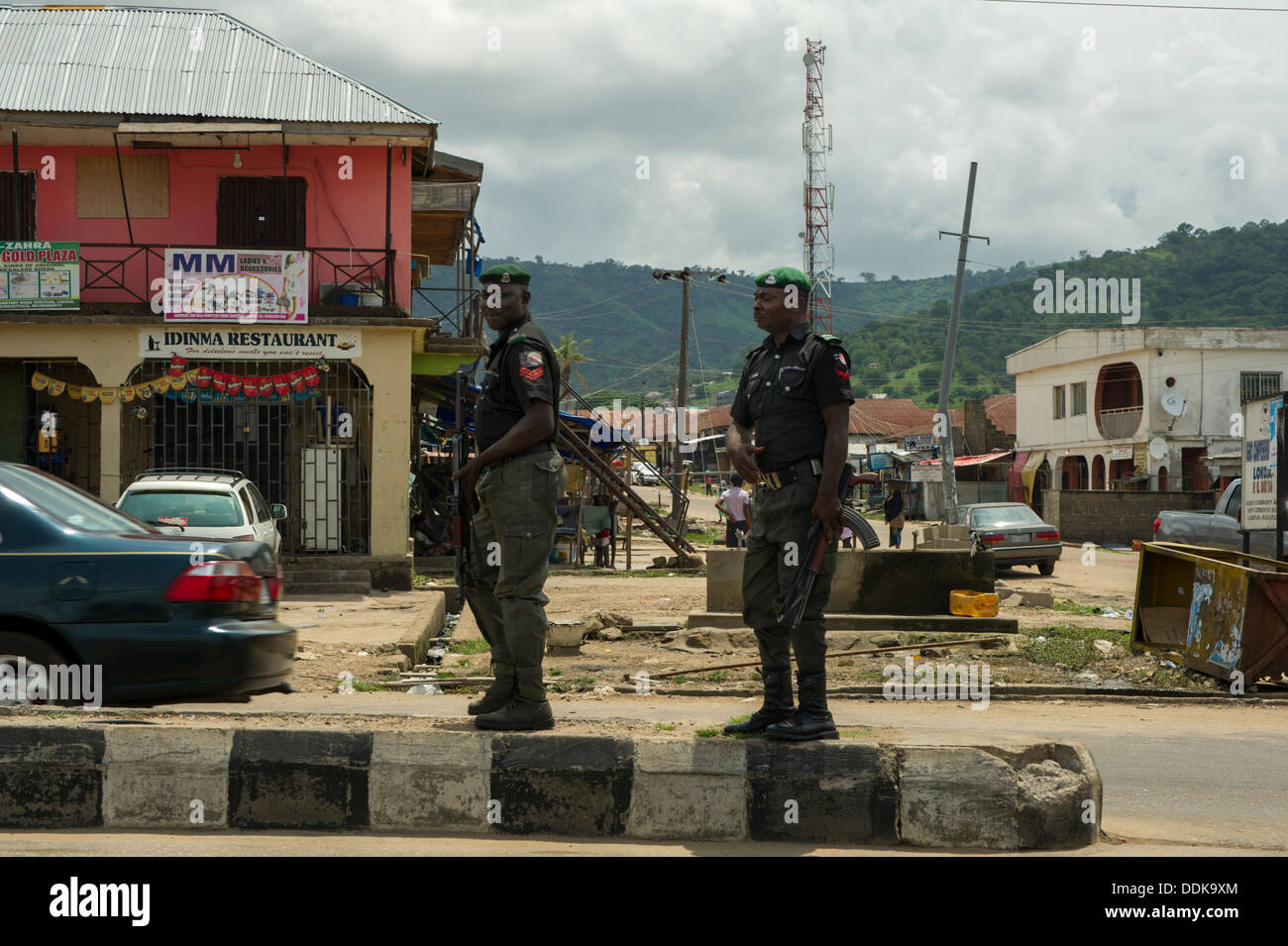 Policiers armés surveiller une rue de Lokoja, Nigéria Banque D'Images