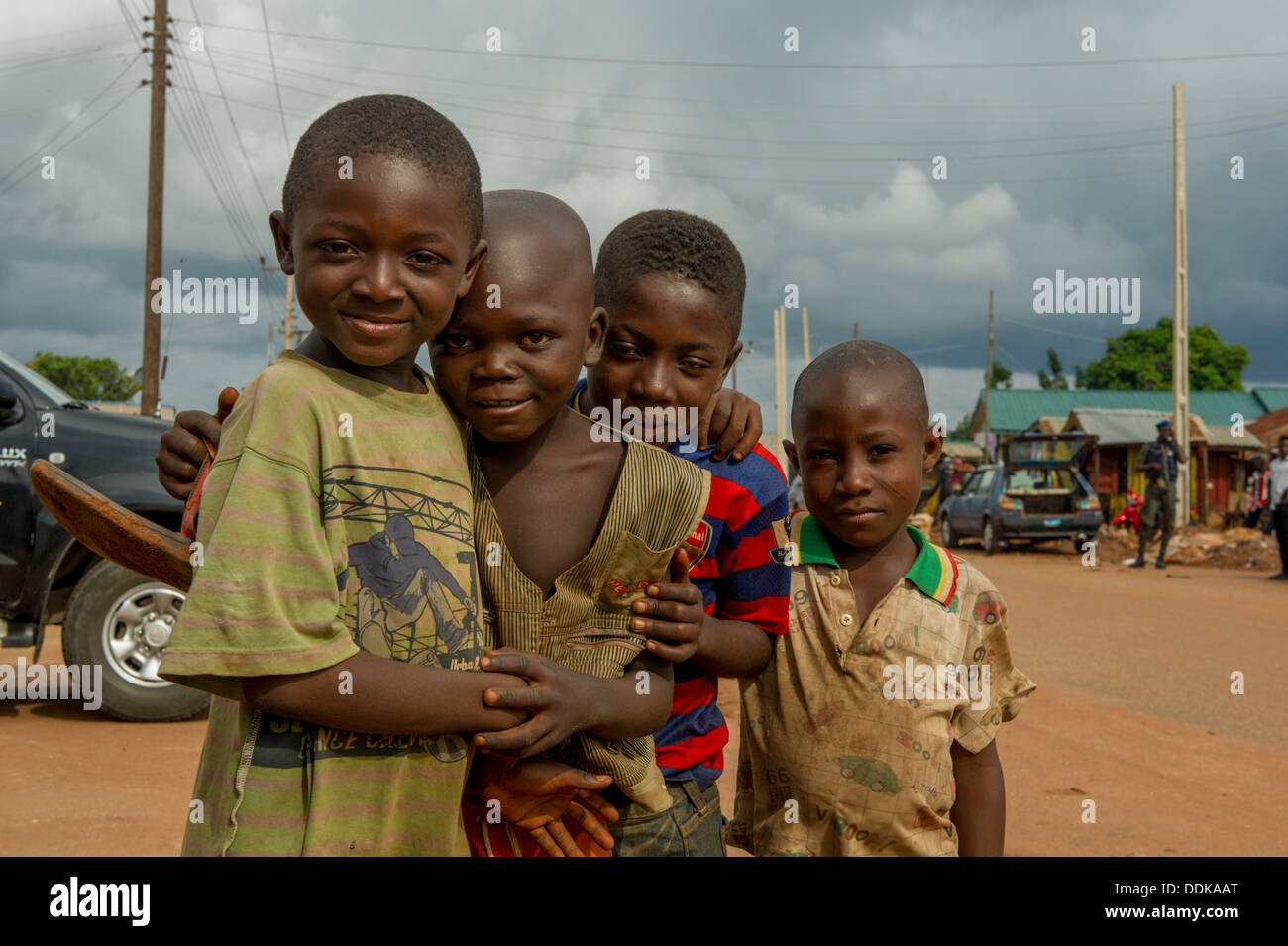 Les garçons d'Afrique noire dans une rue de Lokoja, Nigéria Banque D'Images