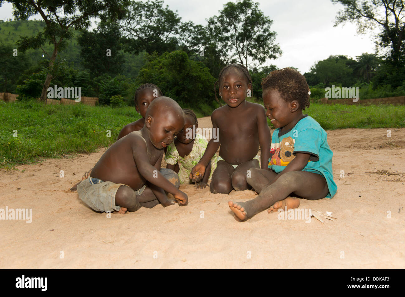 Enfants jouant dans Otutulu, Nigéria Banque D'Images