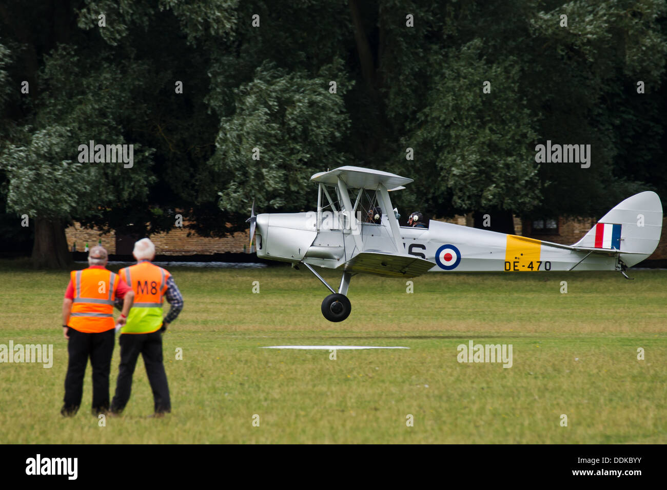 Le De Havilland moth club 28e Rallye international un Tiger Moth entrée en terre Banque D'Images