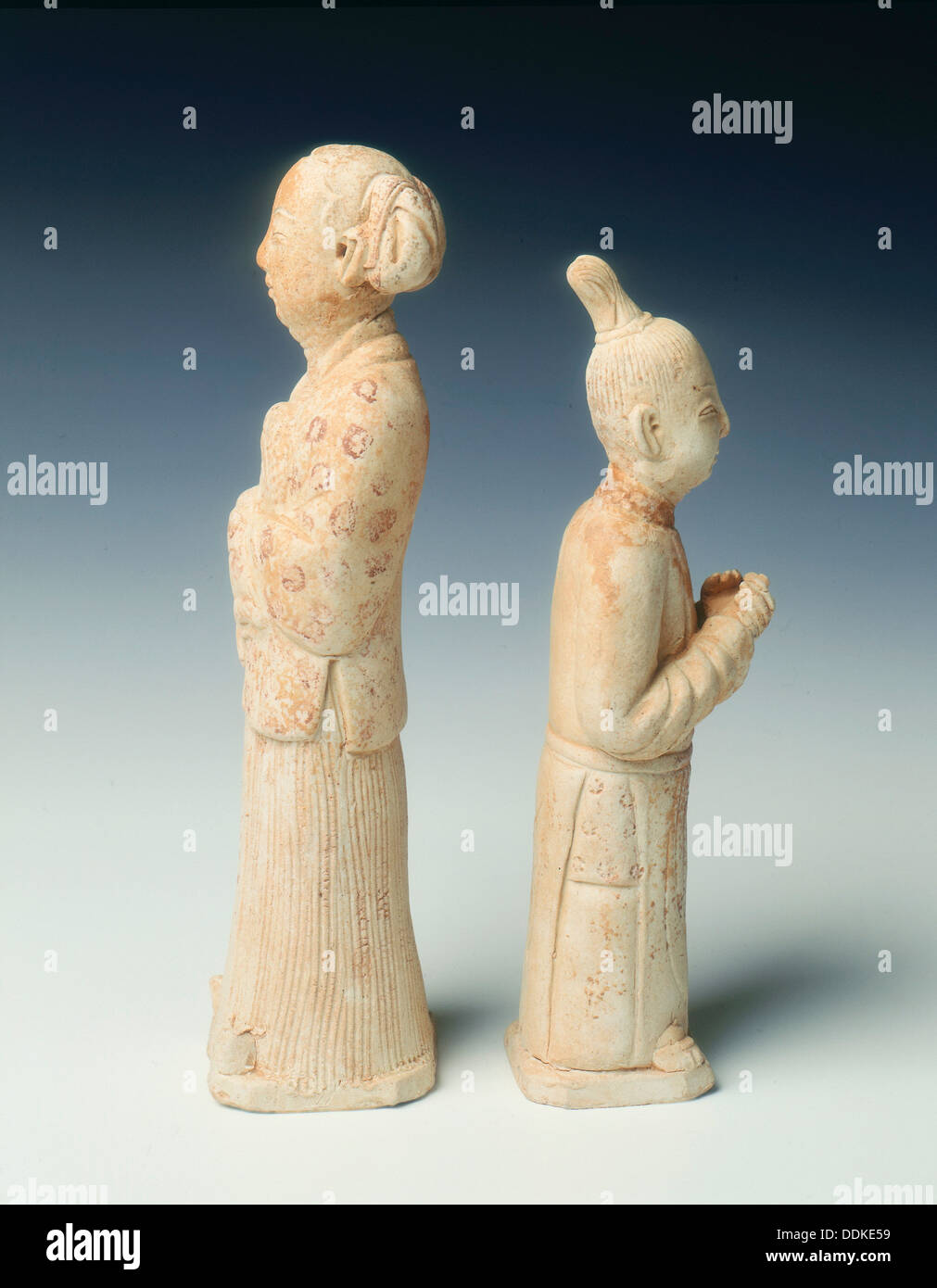 Poterie non émaillée chiffres d'une page et maid, dynastie des Song du Nord, la Chine, 11e siècle. Artiste : Inconnu Banque D'Images