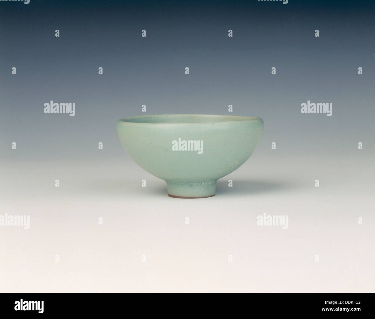 Céladon Longquan cup, dynastie des Song du Sud, Chine, 1127-1279. Artiste : Inconnu Banque D'Images