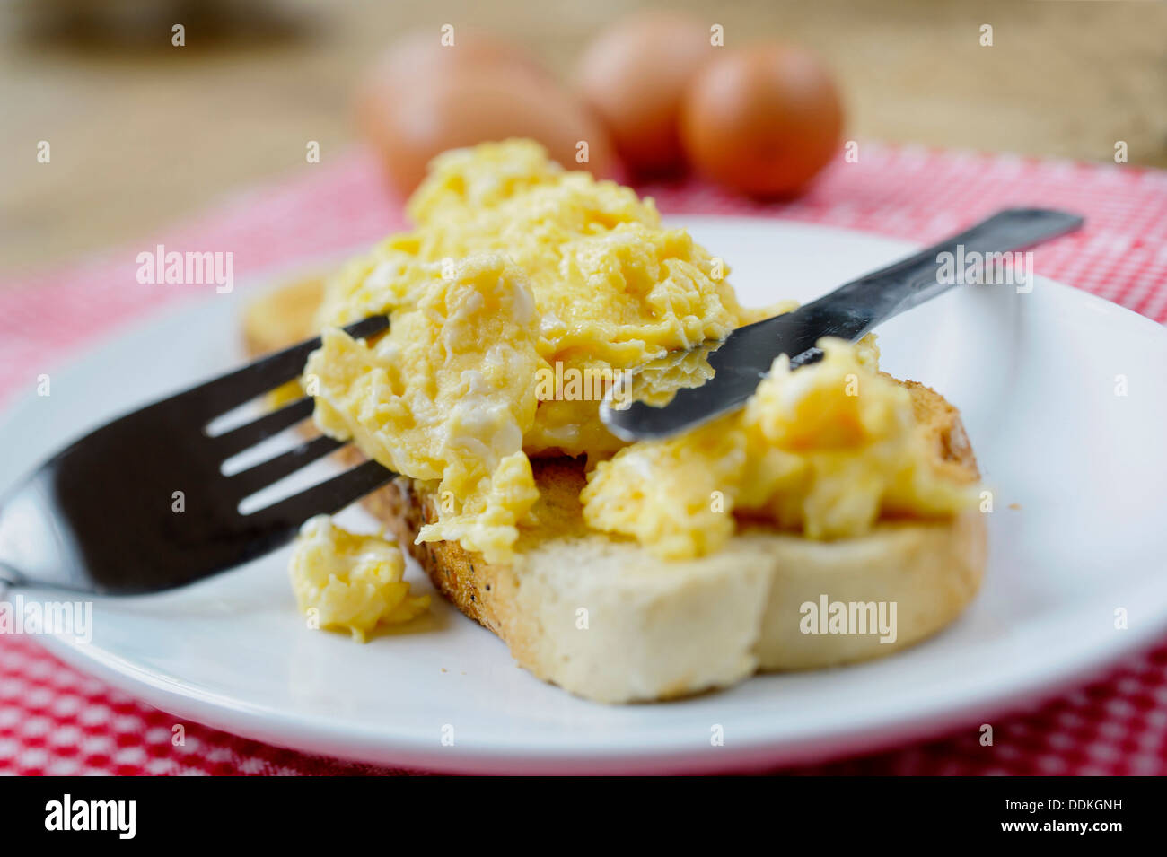 Des œufs brouillés sur toast breakfast, UK Banque D'Images