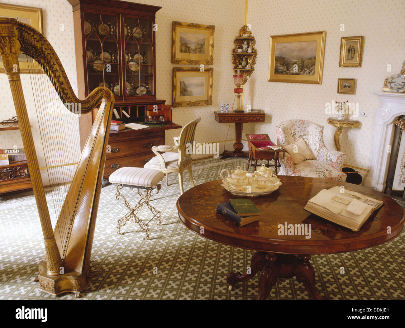 Mobilier de salon du 19ème siècle Banque de photographies et d'images à  haute résolution - Alamy