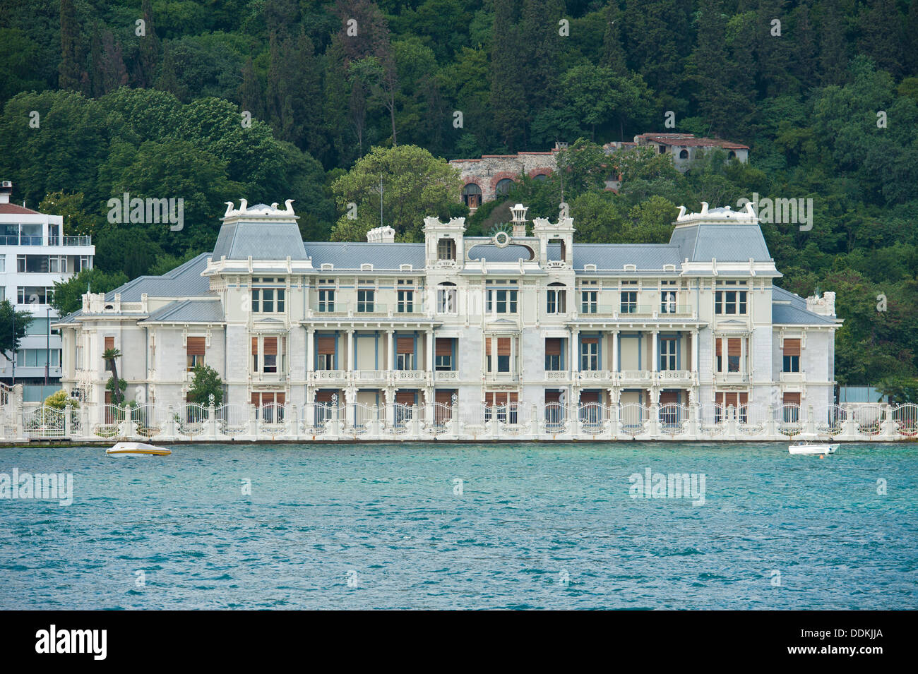 Grande villa de luxe sur le front de l'eau avec colline boisée en arrière-plan Banque D'Images