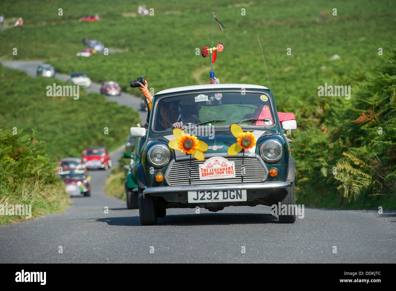 Mini voitures de prendre part à l'assemblée annuelle Mini Grand Tour à travers le nord du Devon sur Bank Holiday lundi. 2013 Banque D'Images