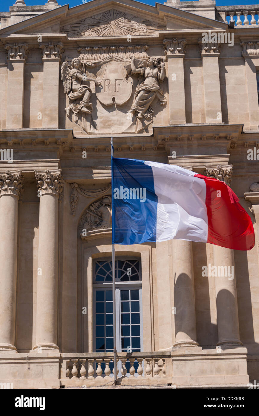 Tricoleur français drapeau flotte sur le bureau du maire à la place de la République à Arlès, France Banque D'Images