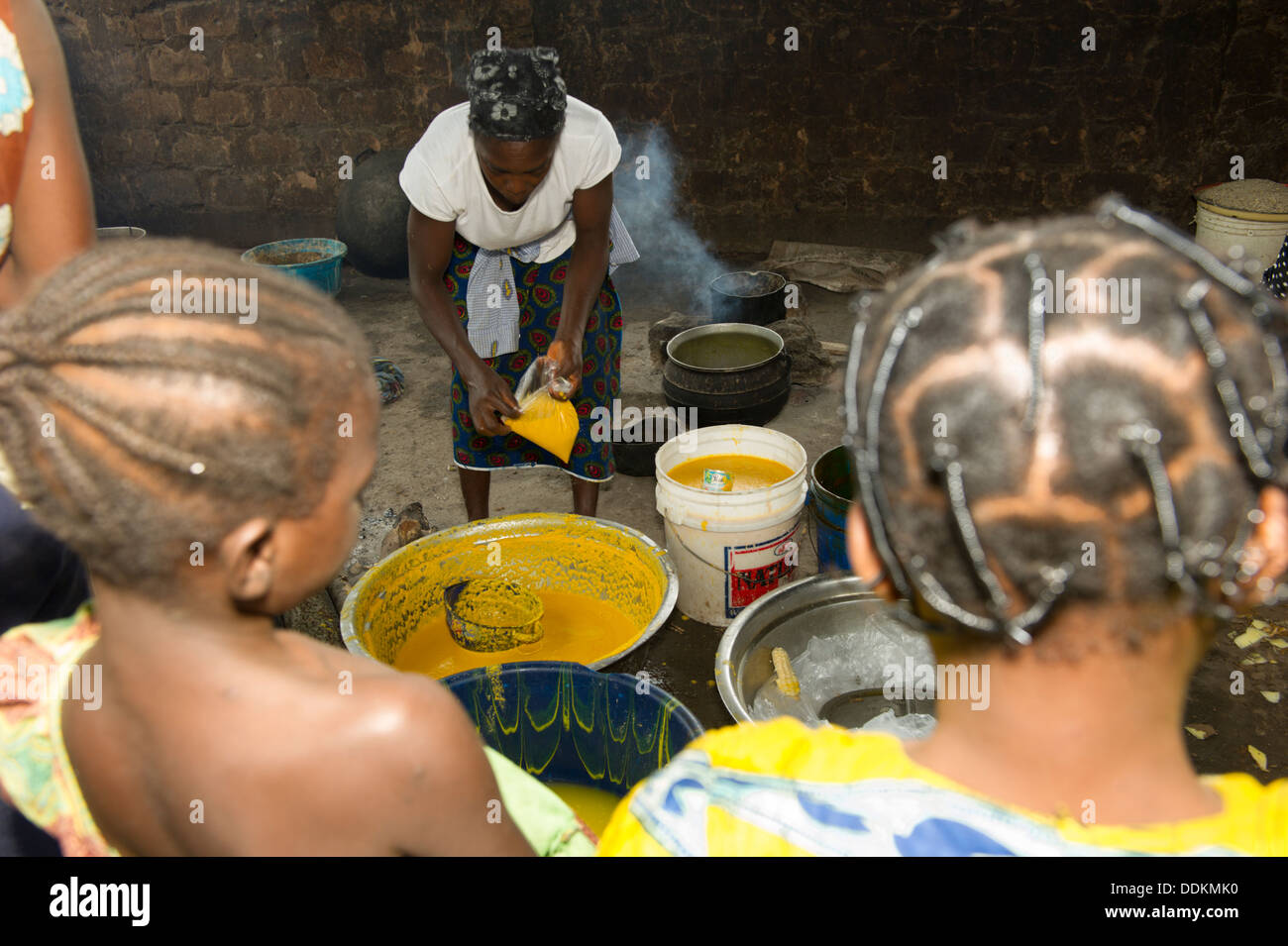 Faire cuire la préparation de bouillie de maïs dans une cuisine sur un feu de pierre 3 au Nigeria Banque D'Images