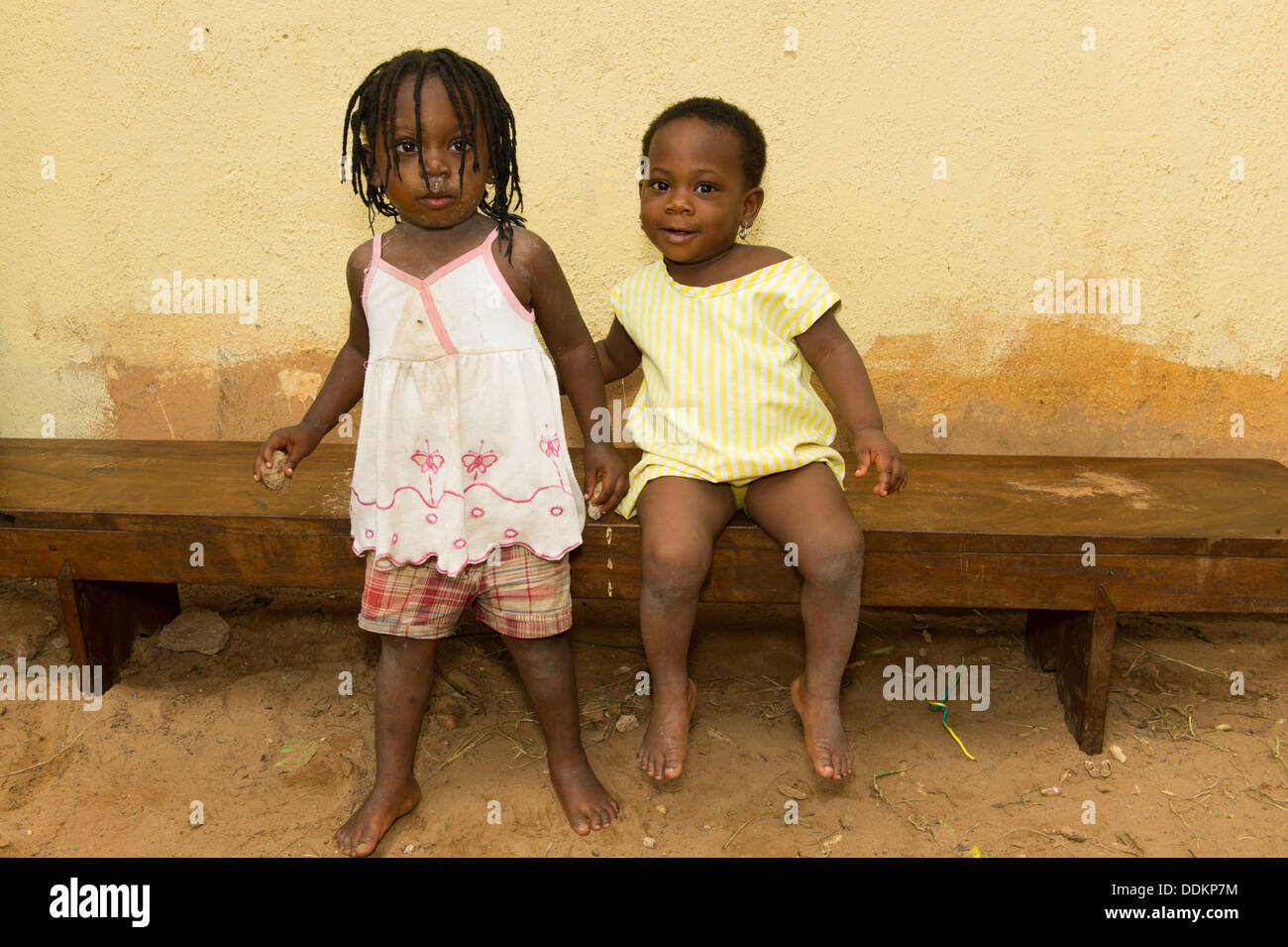 Les tout-petits au Nigeria sur un banc Banque D'Images