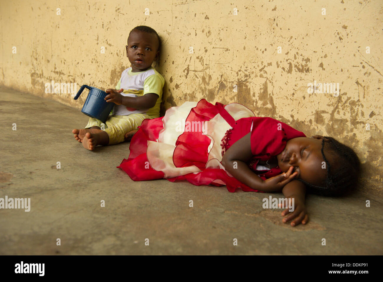 Les enfants d'Afrique noire sur le plancher au Nigeria Banque D'Images