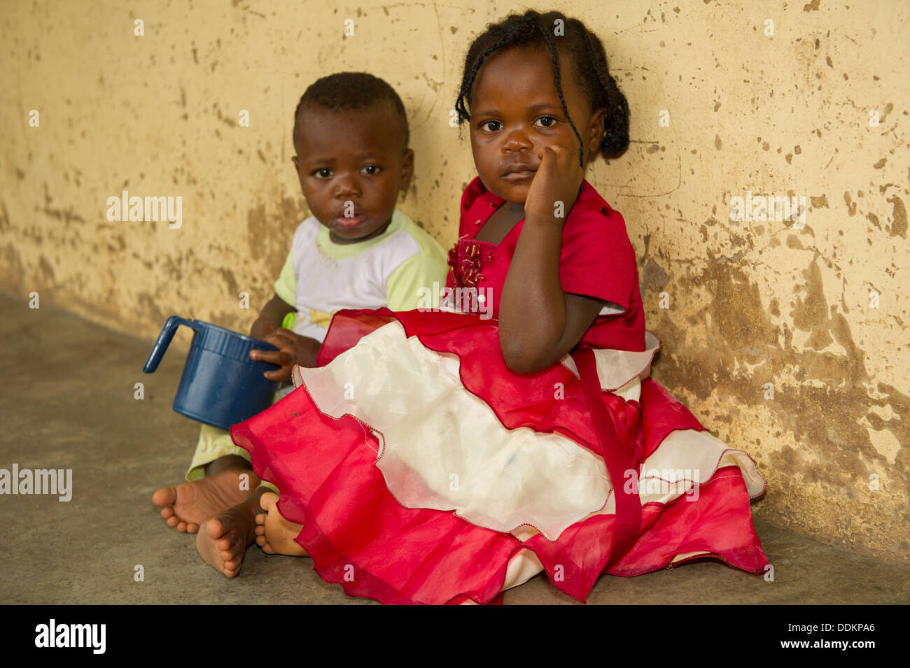 Les enfants d'Afrique noire sur le plancher au Nigeria Banque D'Images