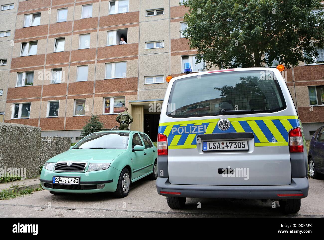 Les véhicules de police parc en face d'un immeuble à appartements où une femme accusée de meurtre est un résident à Sangerhausen, Allemagne, 04 septembre 2013. Quatre ans après le crime, une femme de 60 ans à partir de Sangerhausen a avoué qu'elle avait tué son mari et enterré son corps dans un jardin d'un allotissement club. L'homme a été déclaré disparu en septembre 2009. Photo : Jan Woitas Banque D'Images