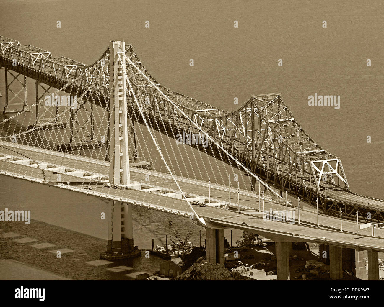 Photographie aérienne de l'ancien et le nouveau s'étend de San Francisco Oakland Bay Bridge Banque D'Images