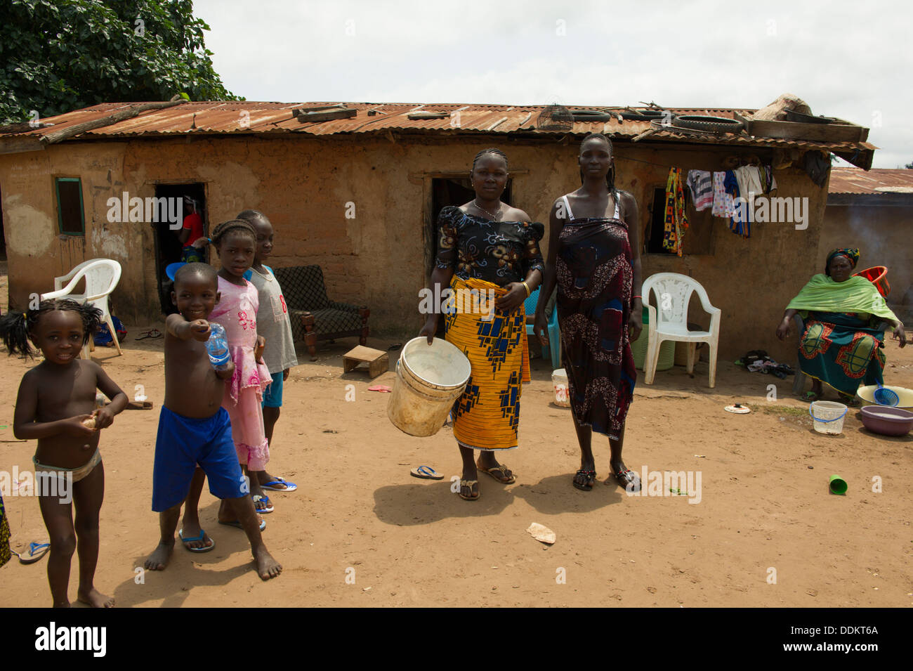 Les femmes et les enfants dans le village de Otutulu devant leurs maisons Banque D'Images