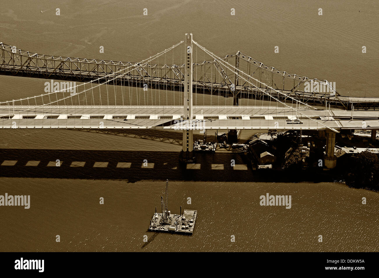 Photographie aérienne San Francisco Oakland Bay Bridge et de l'est nouveau span Banque D'Images