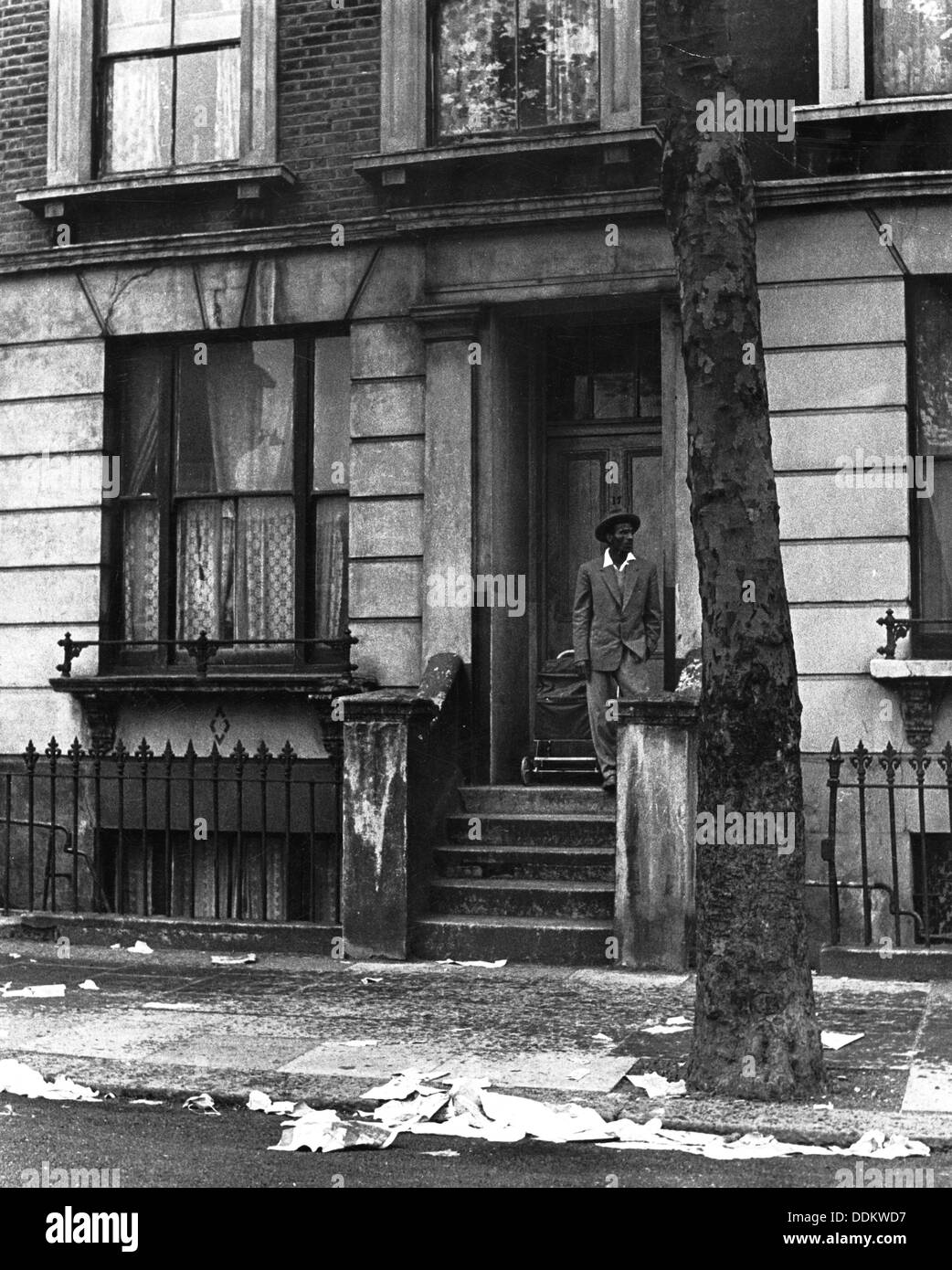 Un homme debout à l'extérieur d'une maison à Westbourne Grove, éventuellement à Kensington, Londres, 1950. Organisateur : Henry Grant. Banque D'Images