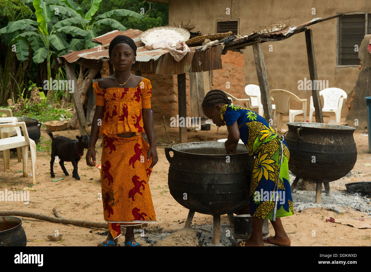 La cuisine des enfants dans le village de Otutulu, Nigéria Banque D'Images