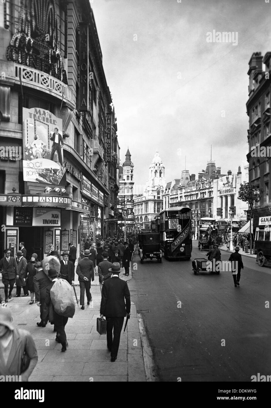 Les gens en passant devant l'Astoria Theatre de Charing Cross Road, Westminster, Londres, au début des années 1930. Artiste : George Davison Reid Banque D'Images