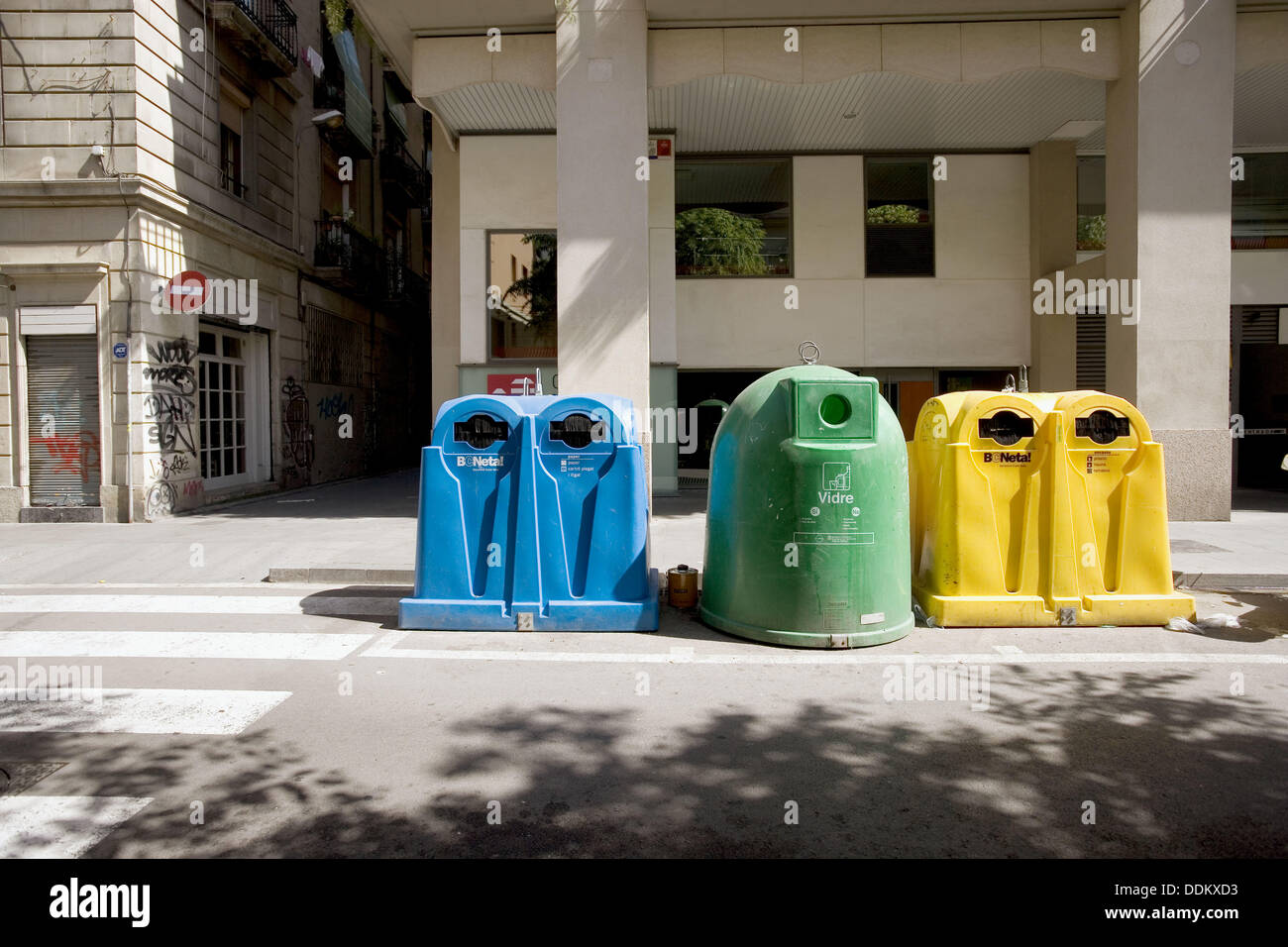 Conteneurs pour l'reciclying de papier, plastique et verre. Barcelone. L'Espagne. Banque D'Images
