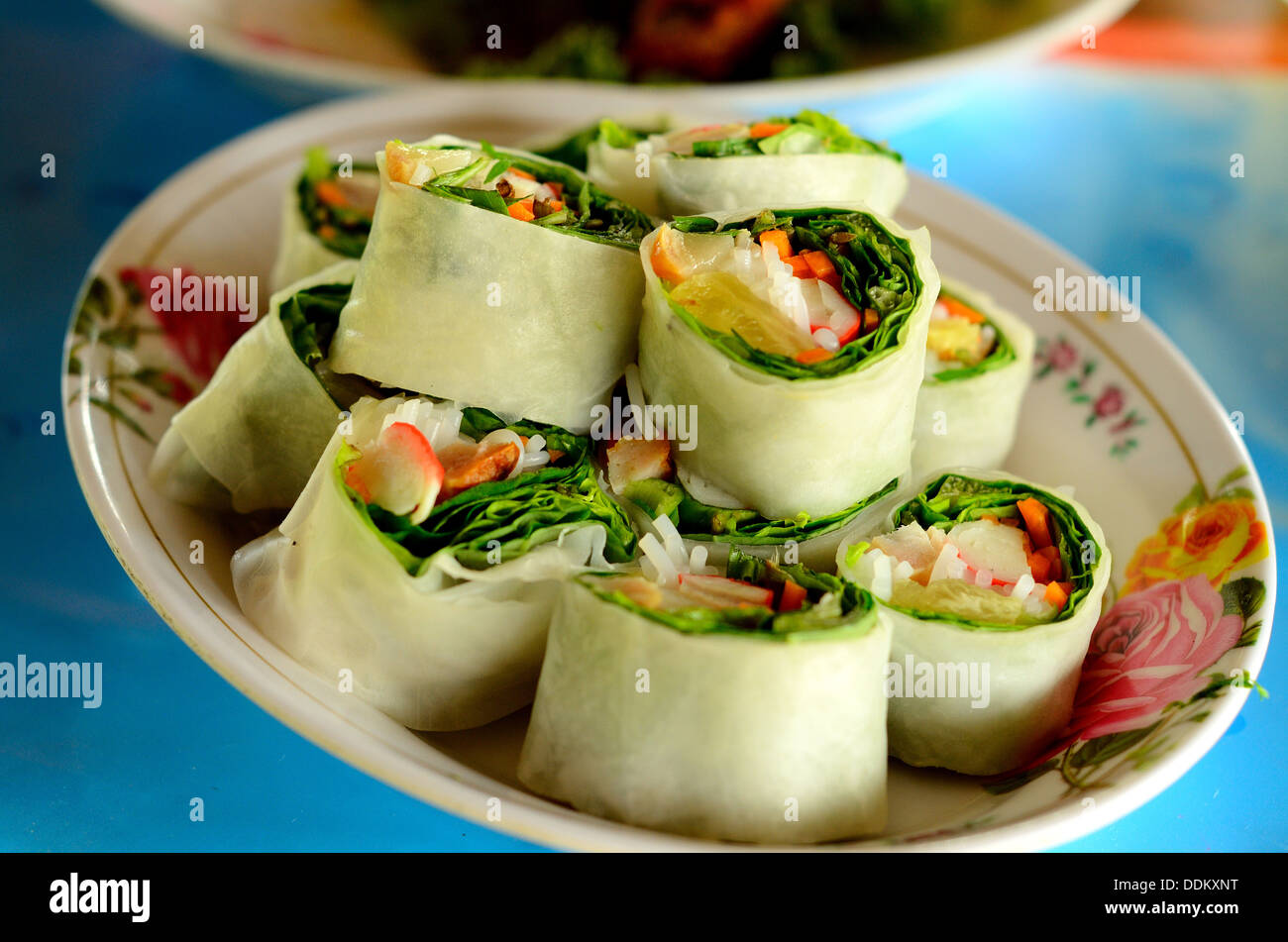 Rouleaux de feuille de riz et de légumes frais sur table au marché d'origine thaïlandaise Banque D'Images