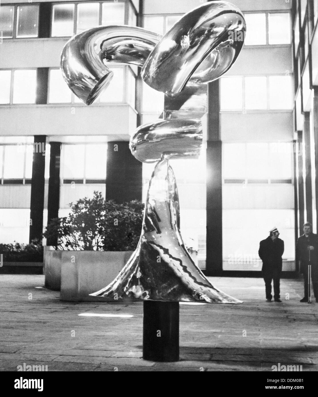 Une sculpture en acier inoxydable moderne, Londres, c1969. Artiste : Inconnu Banque D'Images