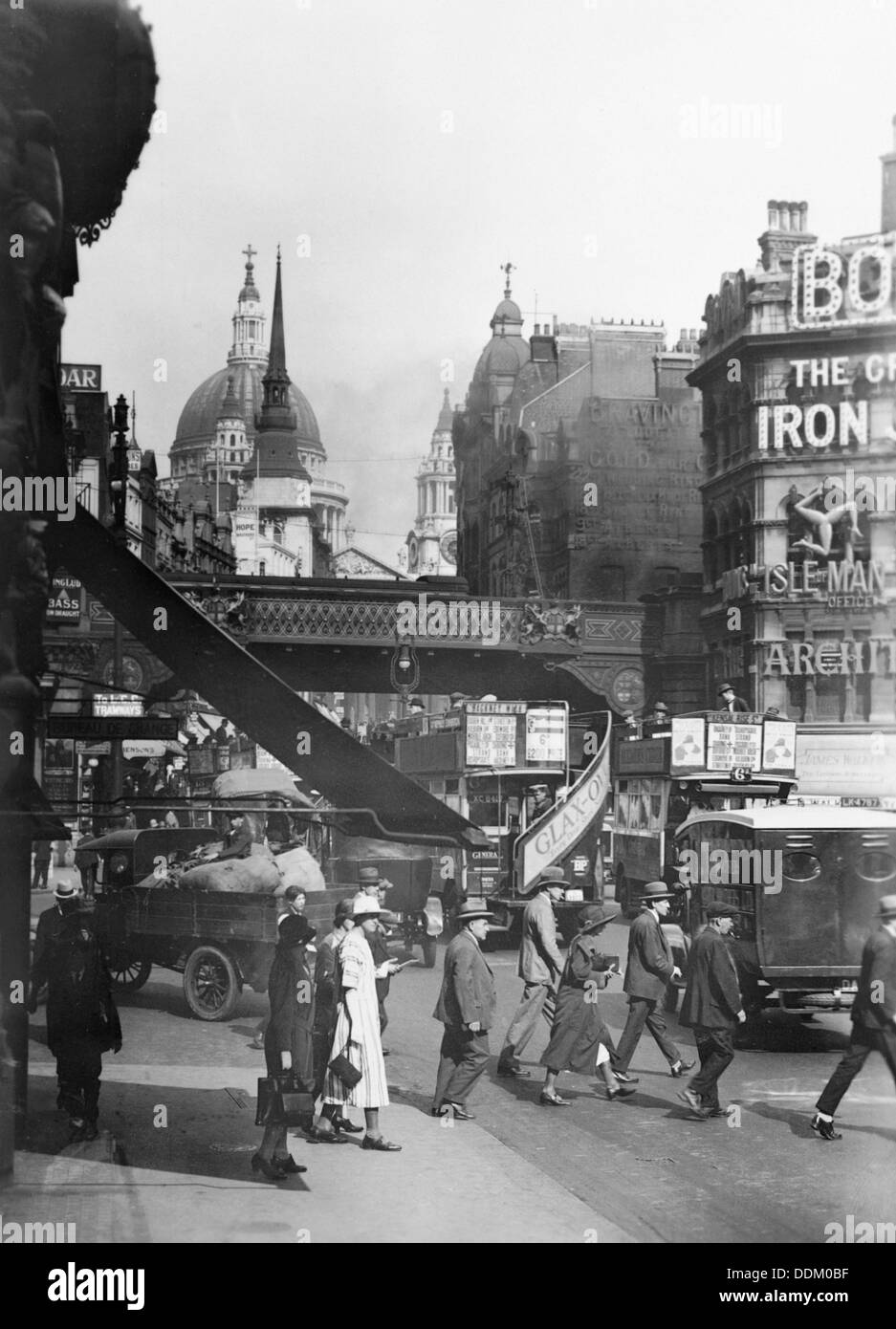 En trafic Ludgate Circus, City of London, (c1910s ?). Artiste : Inconnu Banque D'Images
