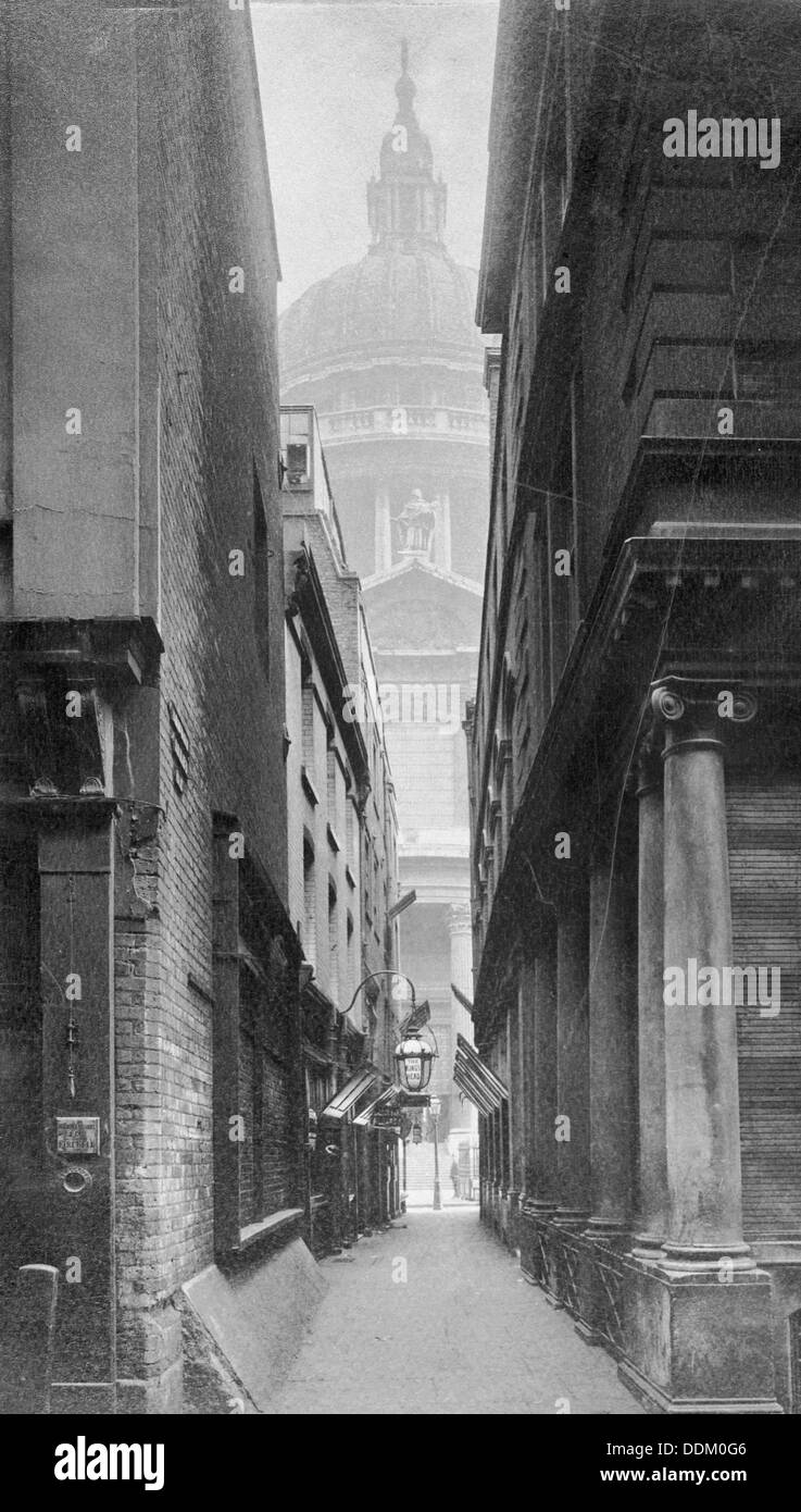 La Cathédrale St Paul vu par une étroite cour, ville de Londres. Artiste : Inconnu Banque D'Images
