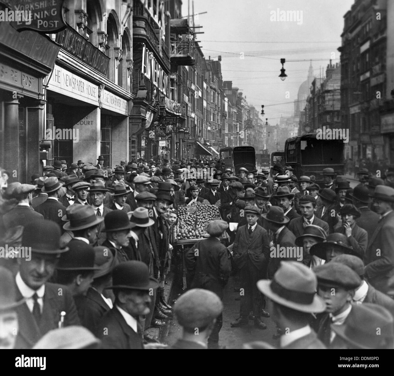 Foule à l'extérieur de la maison, Journal St à l'est de la flotte, City de Londres, avant 1933. Artiste : George Davison Reid Banque D'Images