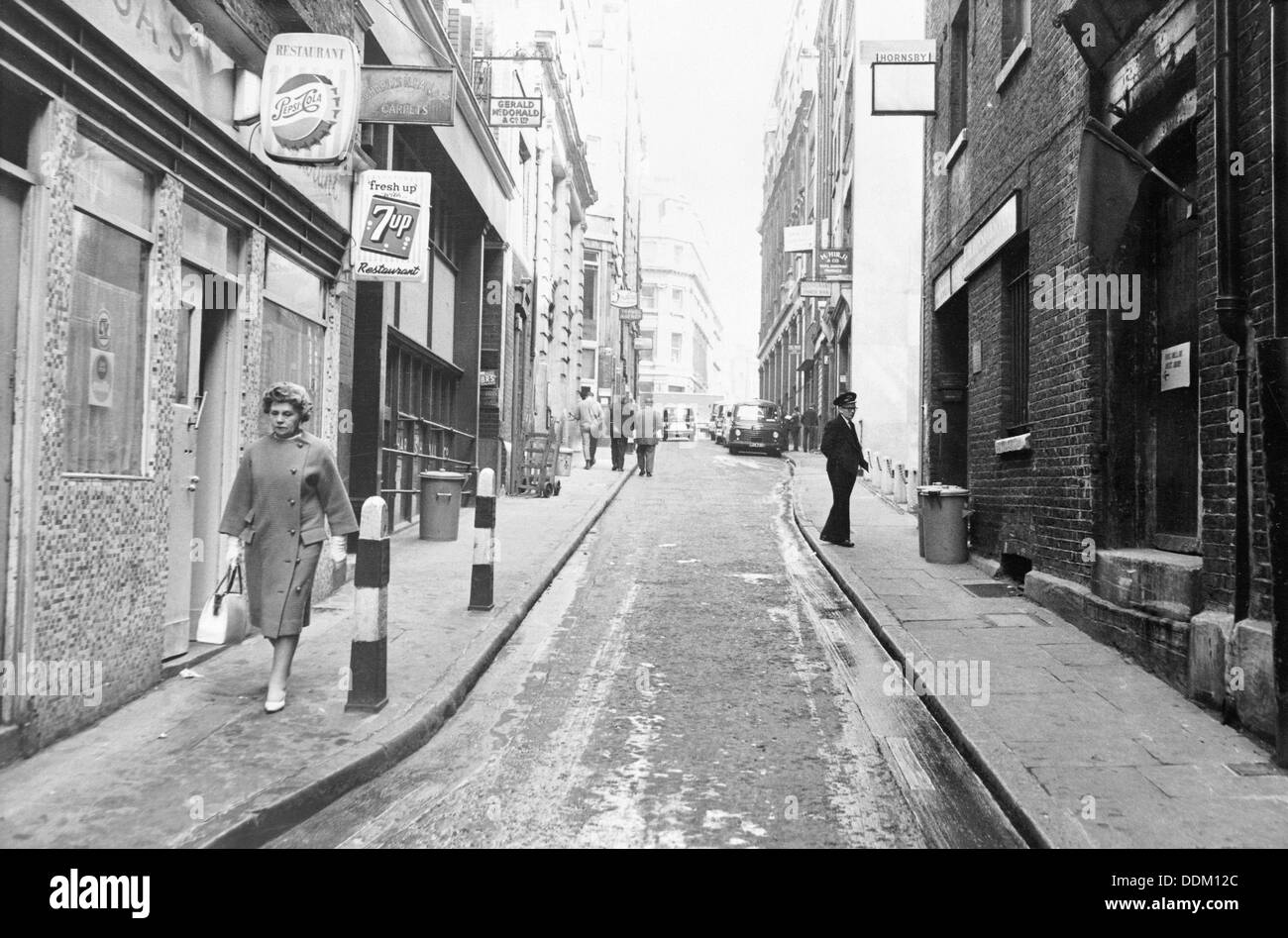 Les gens marcher dans Botolph Lane, City of London, (c1960s ?). Artiste : Inconnu Banque D'Images