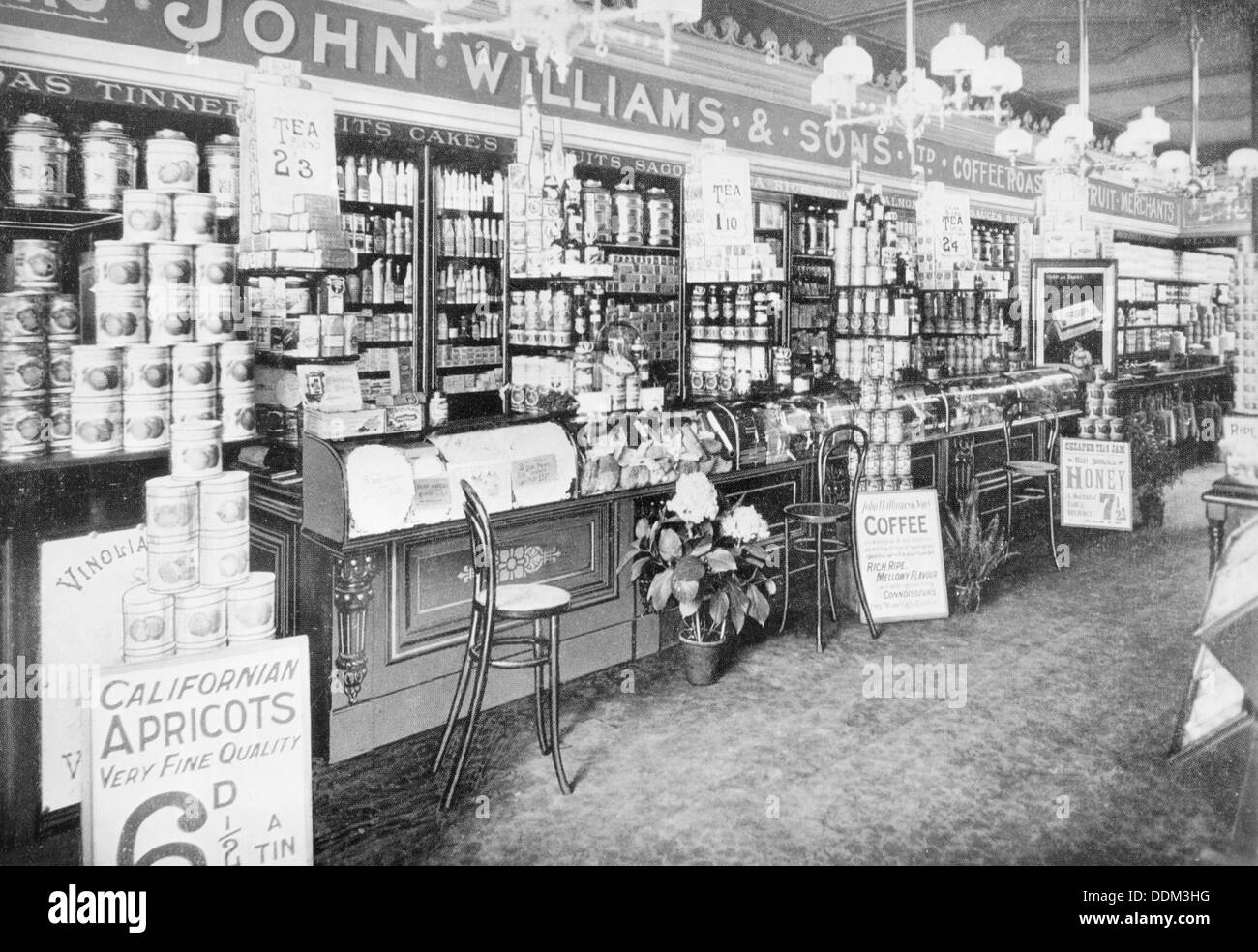 L'intérieur de John Williams & Sons Ltd épicerie, (début du 20e siècle ?). Artiste : Inconnu Banque D'Images